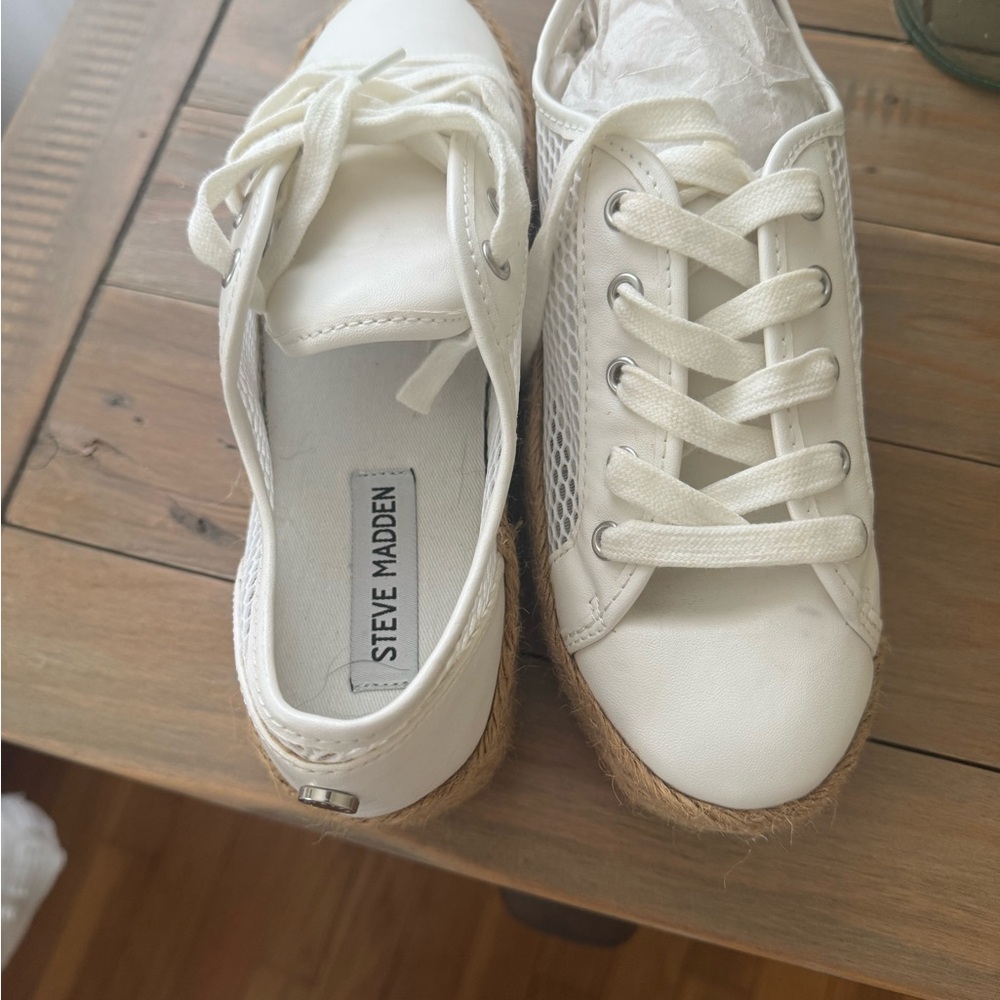 Steve Madden White Casual Sneakers style “mars” size 5.5